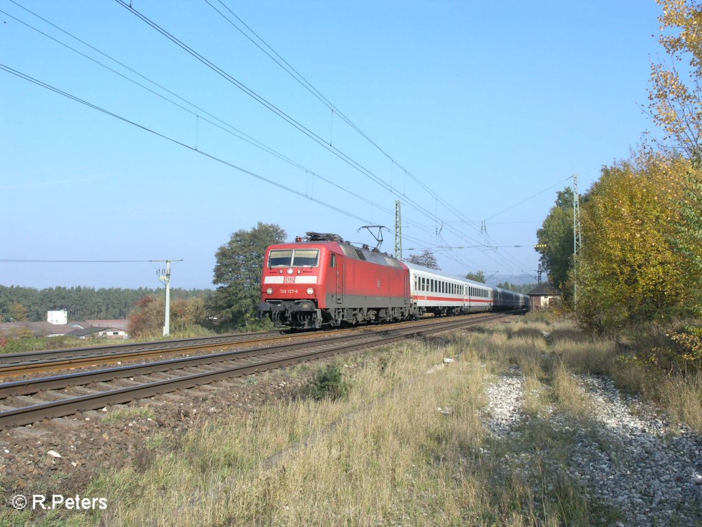 120 127-6 zieht bei Sengenthal bei Neumarkt den IC 1987 Rottaler Land Hamburg-M�hldorf. 25.10.08

