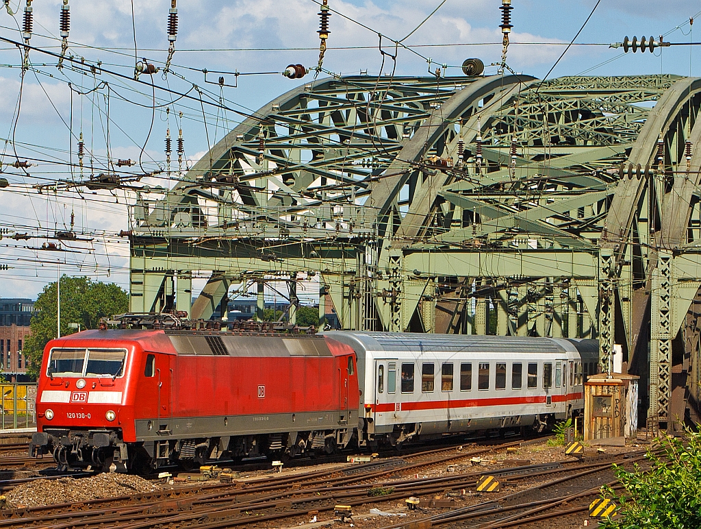 120 130-0 kommt am 07.07.2012 mit einem IC ber die Hohenzollernbrcke und fhrt gleich in den Hbf Kln ein. 