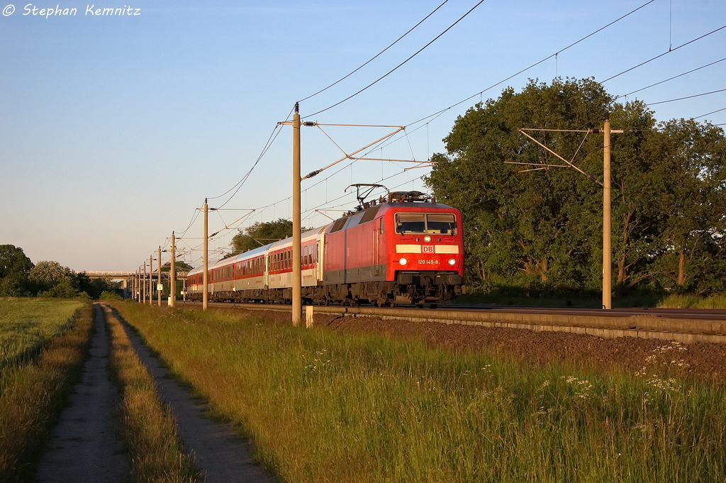 120 145-8 mit dem CNL 450 von Berlin Sdkreuz nach Paris Est, bei Rathenow. 05.06.2013