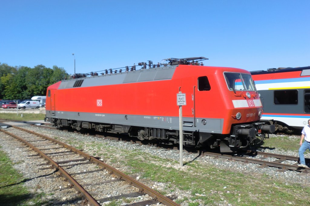 120 155-7 stand bei der Lokausstellung zur  5 Jahre Lokwelt Freilssing  Feier,  am 10. September 2011 im Freilgelnde des Museums.