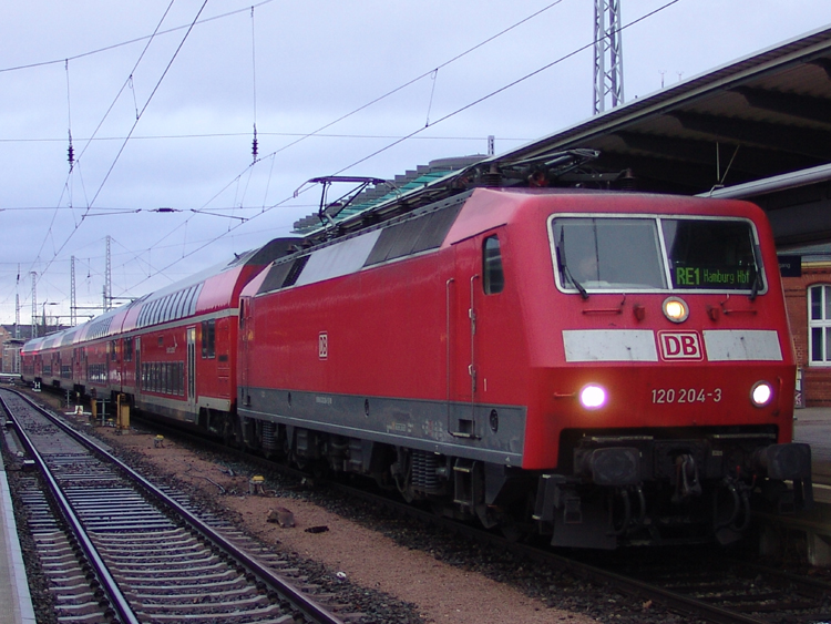 120 204-3 mit RE 4308 von Rostock Hbf Richtung Hamburg Hbf kurz vor der Ausfahrt im Rostocker Hbf.(12.12.10)