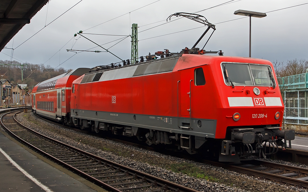 120 206-8 als Schublok des RE 9 (Rhein-Sieg-Express), hier am 17.12.2011 vom Bahnhof Betzdorf/Sieg  geht es weiter in Richtung Kln - Aachen.

Diese 120er sind extra umgebaut worden in (BR 120.2): mit einem Nahverkehrspaket (Zugzielanzeiger, Zugabfertigungssystem, Server u. a.) Insgesamt sind es 8 Maschinen, davon 3 Stck (Ende 2010) mit den neuen Ordnungsnummern 120 206 bis 208 (ehemals 120 136, 139, 117) fr die DB Regio Rheinland. Sie werden fr den Rhein-Sieg-Express eingesetzt.
Seit Ende 2010 sollten eigentlich der Talent 2 fahren.

