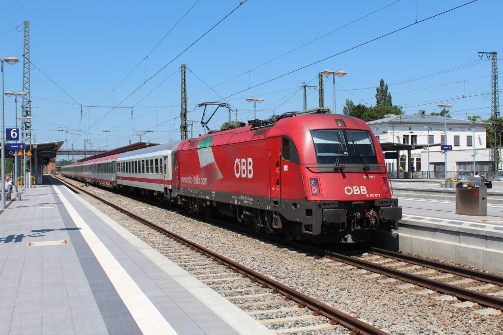 1216 017 beim planmigen Halt im Bahnhof von Rosenheim am 26. Mai 2012.