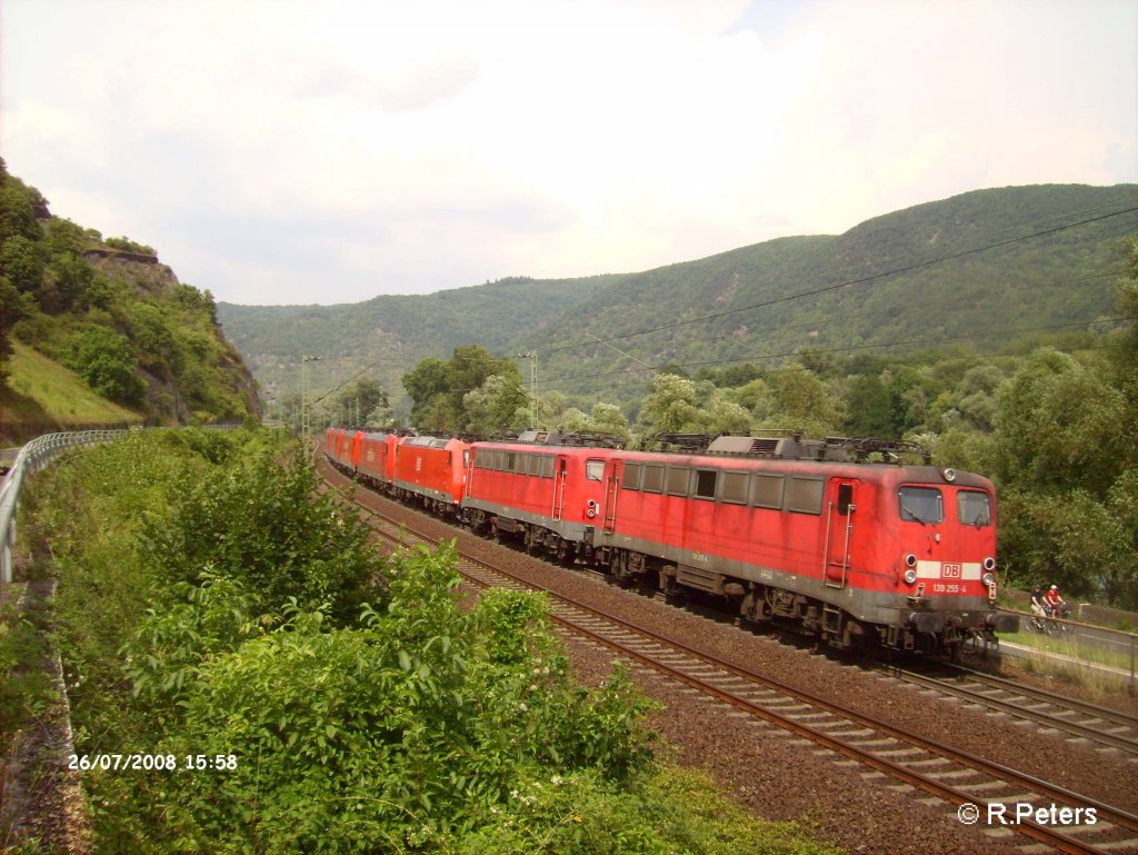138 255-4 h�ngt am Schluss vom Lokzug bei Bacharach. 26.07.08