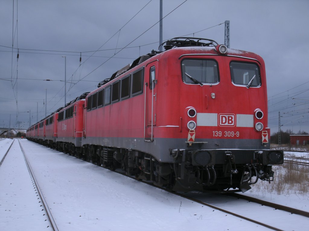 139 309-9 wird die nchste Zeit(wahrscheinlich bis zum Verschrottungstermin)in Mukran bleiben.Aufgenommen am 20.Januar 2013.