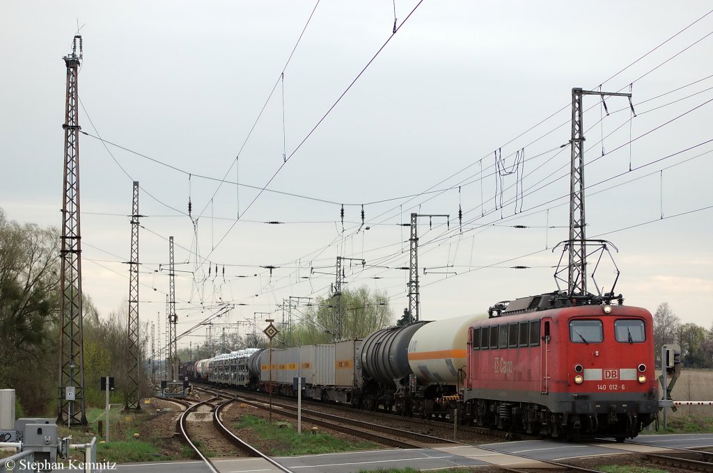 140 012-6 mit gemischten G�terzug in Priort in Richtung Hennigsdirf unterwegs. 07.04.2011