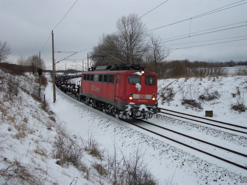 140 013 mit dem Leerzug Mukran-M�hlheim am 15.Dezember 2010 in der Kurve bei Bergen/R�gen.