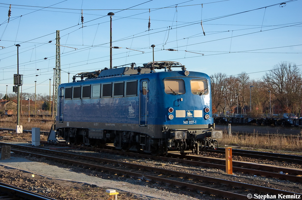 140 037-1 PRESS (140 831-9) stand in Stendal und wartete dort auf ihren n�chsten Einsatz. 28.12.2012