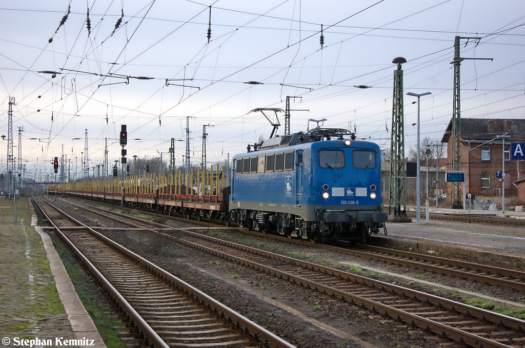 140 038-0 PRESS (140 851-7) hatte in Borstel, von der Knotenlok 293 026-1, einen leeren Holzzug �bernommen. Hier ist gerade bei der Durchfahrt in Stendal und fuhr mit ihren Zug in Richtung Rathenow weiter. 28.12.2012