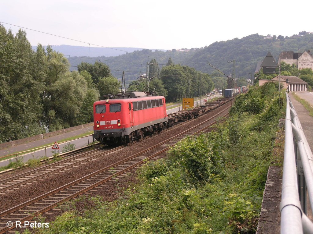 140 382-3 verl�sst Bacharach mit einem Containerzug. 26.07.08