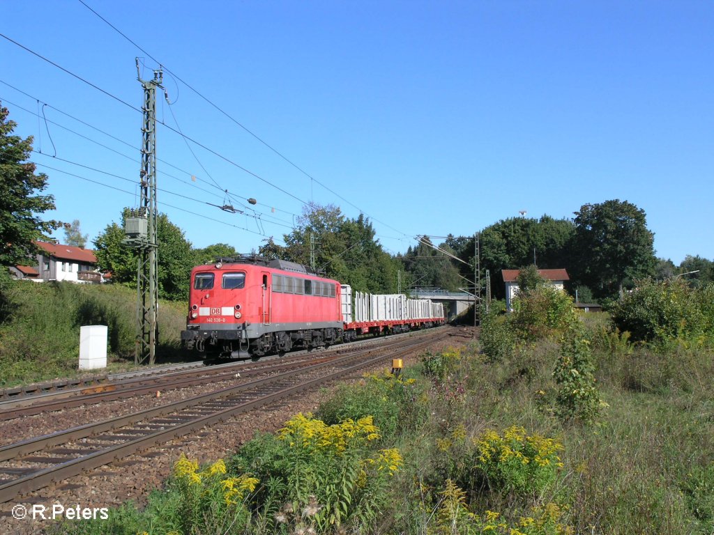 140 538-0 f�hrt in Undorf mit ein leeren �BB Holzzug ein. 09.09.08