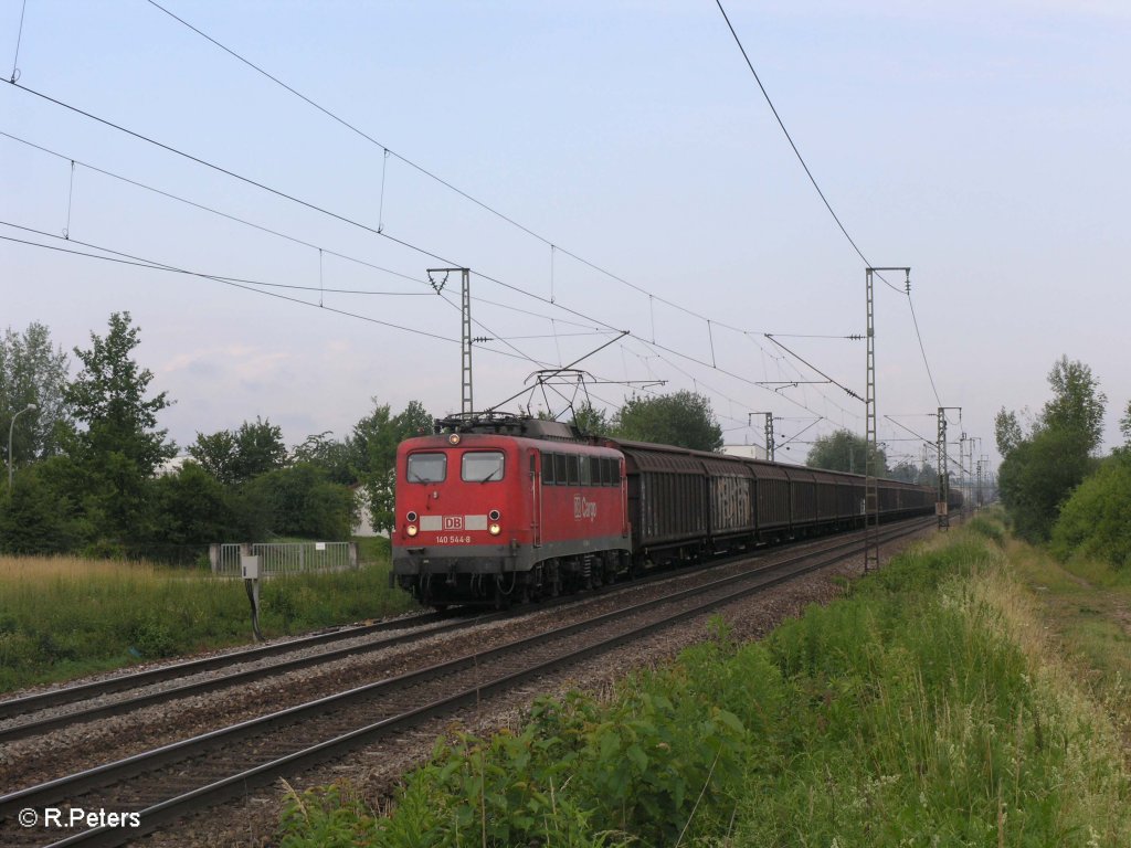 140 544-8 zieht ein gedeckten G�terzug bei Obertraubling. 20.06.09