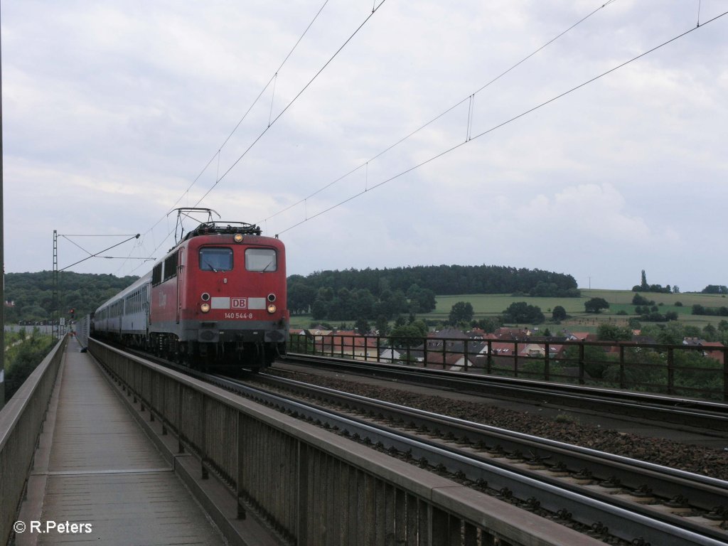 140 544-8 zieht ein Milit�rtransport �ber die Donaubr�cke bei Regensburg-Pr�fering. 20.06.09