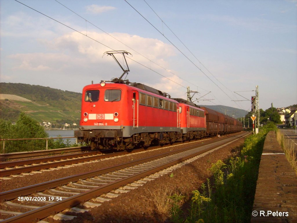 140 864-0 +825 ziehen bei Rheindiebach ein kohlezug. 25.07.08