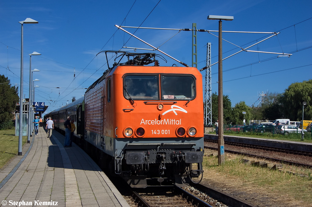 143 001 ArcelorMittal mit dem Sonderzug des Lausitzer Dampflok Club e.V zur Hanse Sail 2012 von Cottbus nach Warnem�nde. Die Lok hatte gerade umgesetzt und wartet auf die Ausfahrt aus Warnem�nde. 11.08.2012 