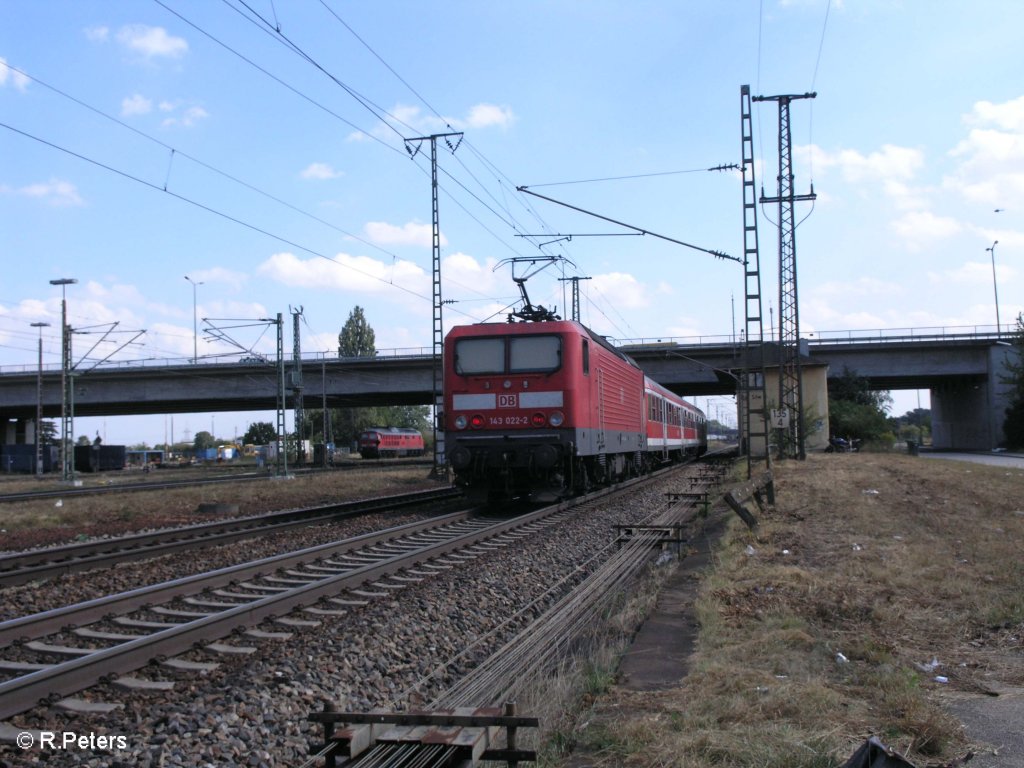 143 022-2 schiebt bei Regensburg Ost die RB 32523 Eggm�hl. 27.08.09
