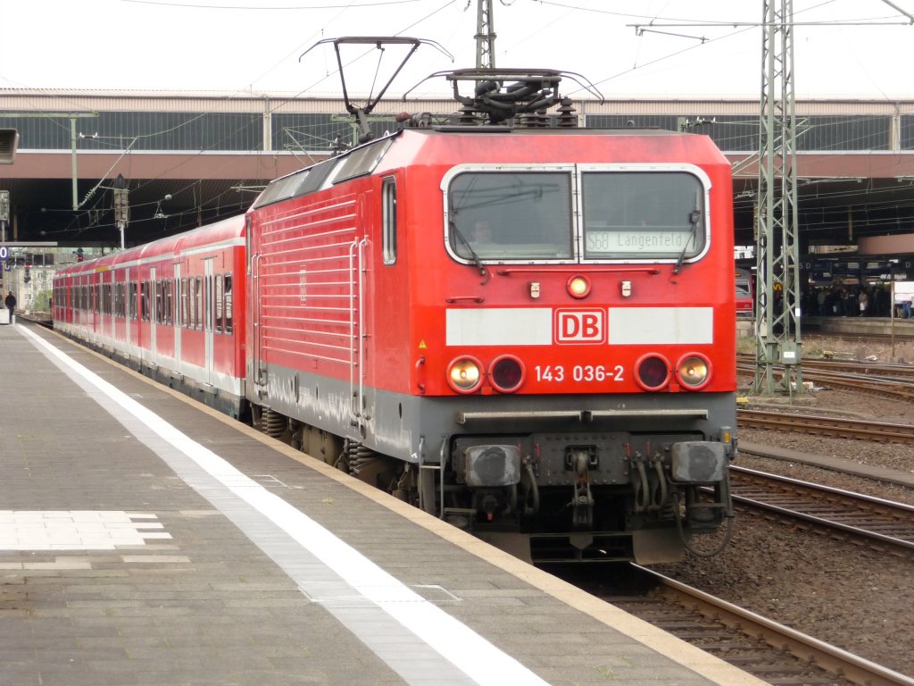 143 036 verl�sst den D�sseldorfer Hauptbahnhof; 03.05.2012
S68 -> Langenfeld