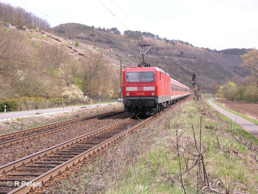 143 076 schiebt eine RB nach W�rzburg durchs Maintal bei Gambach. 12.04.08