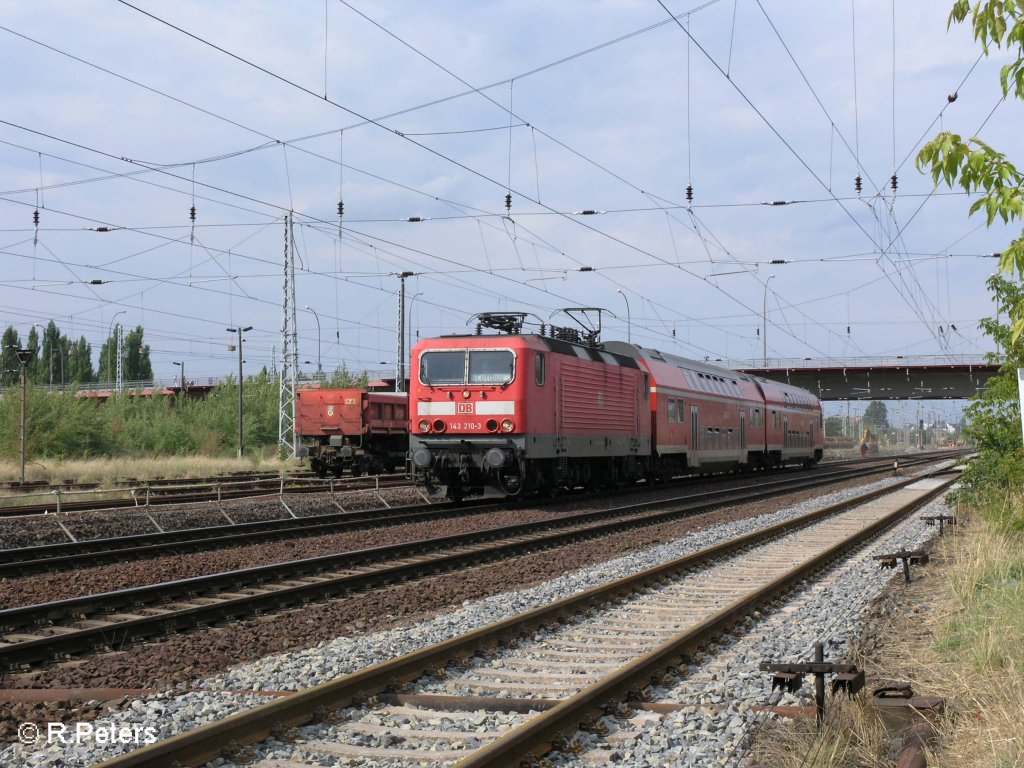 143 210-3 zieht ein RB11 Cottbus durch Eisenh�ttenstadt. 18.08.08