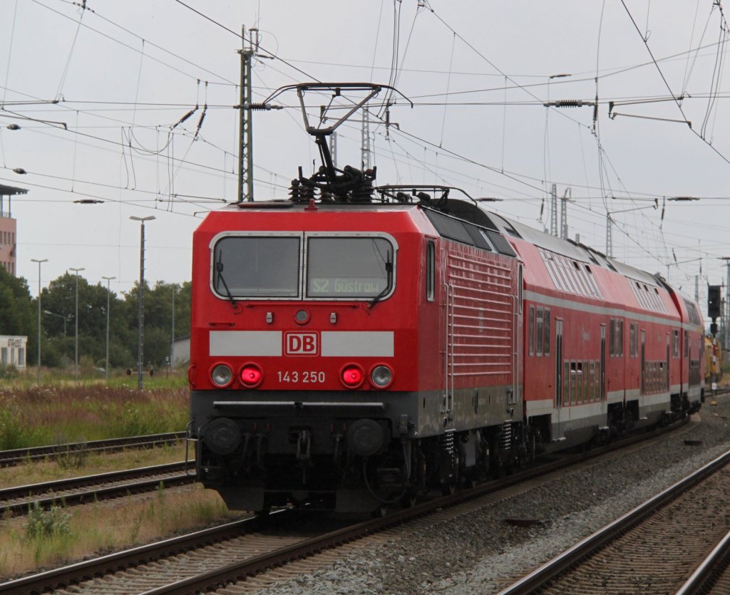 143 250-9 mit S2 Warnemnde-Gstrow bei der Ausfahrt im Rostocker Hbf.13.07.2012