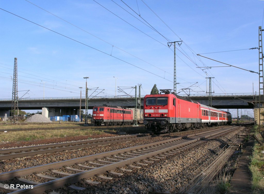 143 253-3 mit RB 32528 Regensburg und 152 038-7 mit Hellmann-Zug bei Regensburg Ost. 09.09.09
