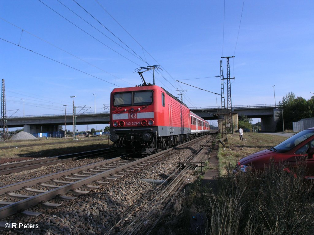 143 253-3 schiebt die RB 32123 Plattling bei Regensburg Ost. 09.09.09
