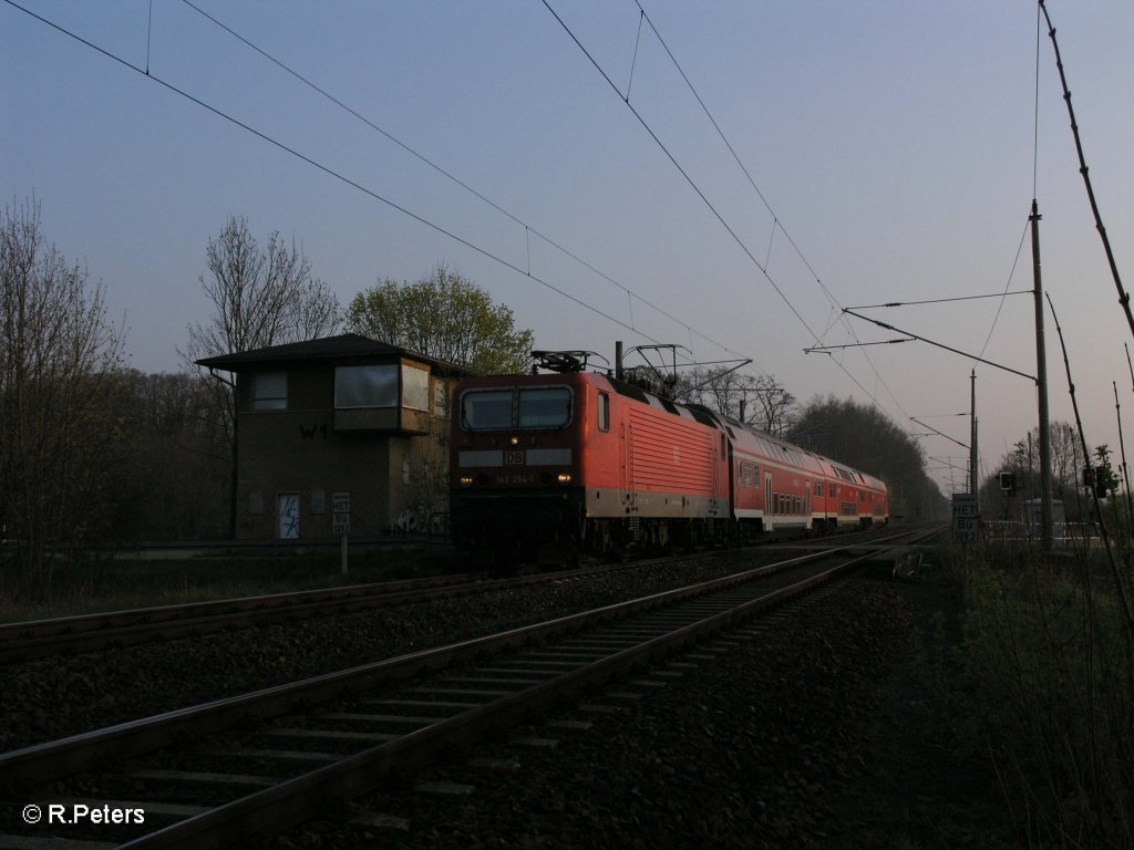 143 254-1 als RE 18207 Cottbus am B� Lawitz 7:00 Uhr 19.04.11
