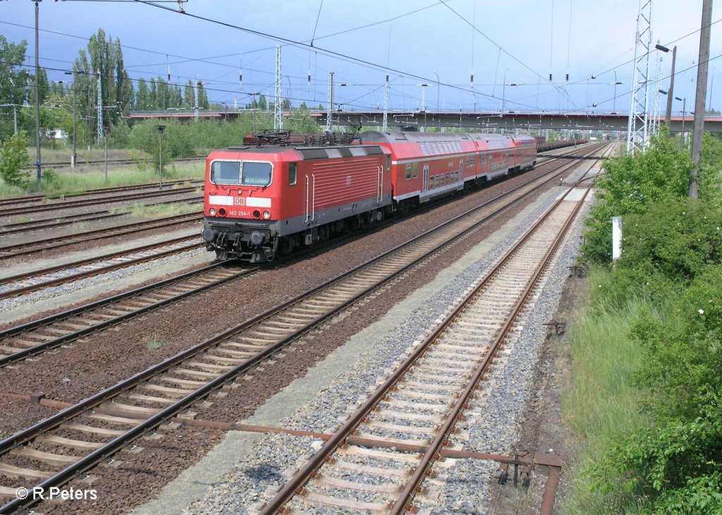 143 254-1 durchf�hrt Eisenh�ttenstadt mit einer RB Cottbus. 19.05.09