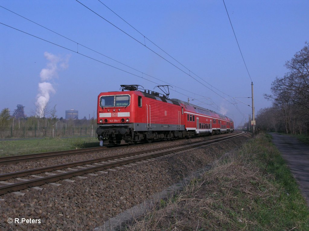 143 254-1 erreicht Eisenh�ttenstadt als RE 18211 Cottbus 18.04.11
