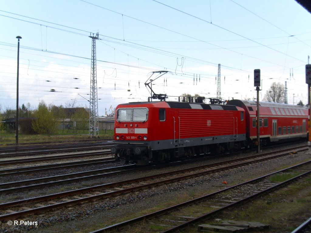 143 305-1 schiebt die RB11 Frankfurt/Oder in den Bahnhof Eisenh�ttenstadt. 21.04.10