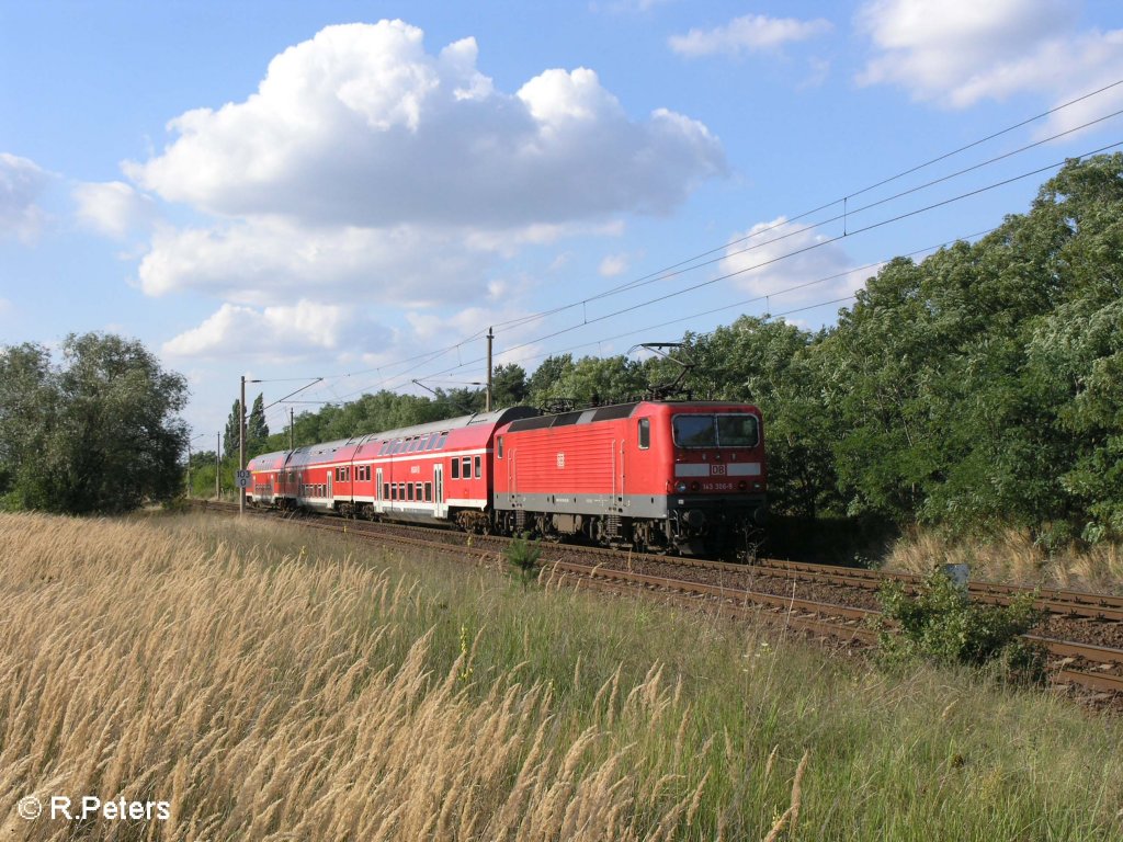 143 306-9 schiebt kurz hinter Eisenh�ttenstadt dne RB 11 Frankfurt/Oder. 21.08.08