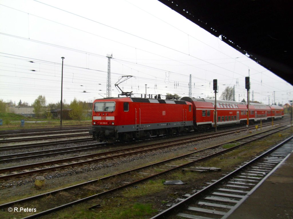 143 306-9 shciebt den RB11 Frankfurt/Oder in den Bahnhof Eisenh�ttenstadt. 21.04.10