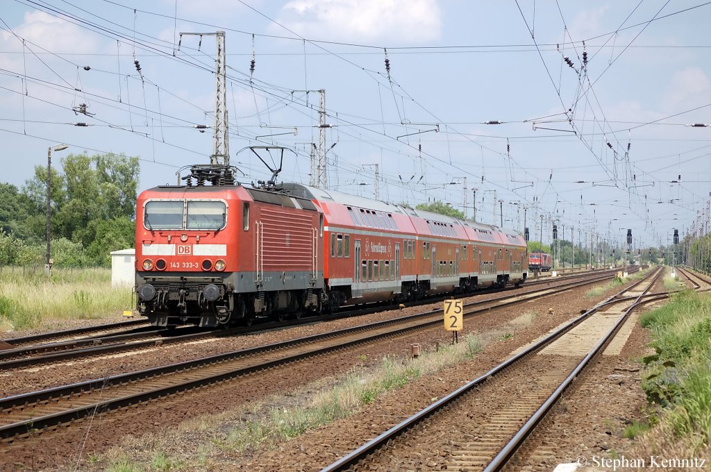 143 333-3 mit der RB21 (RB 18667) nach Potsdam Griebnitzsee in Priort. In dieser Garnitur befindet sich auch ein Fahrrad-Express [50 80 25 - 04 144-5 DBuza 748.0]. 06.06.2011