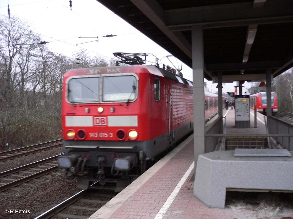 143 615-3 verl�sst D�sseldorf-V�lklingerstrasse mit der S8 Bergisch Gladbach.06.01.06