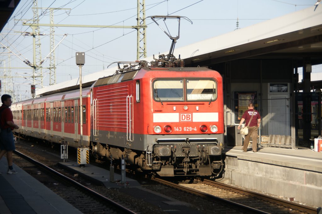 143 629-4 bei der Einfahrt in den  Nrnberger Hauptbahnhof  am 21. August 2010.