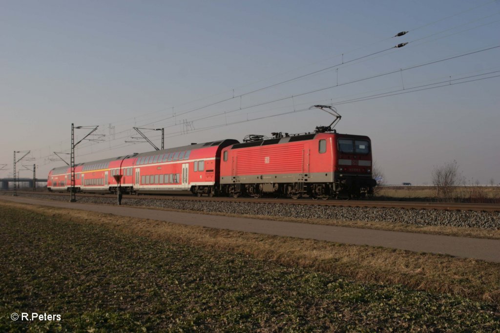 143 658-3 schiebt die S10 37060 nach Halle/Saale bei Schkeuditz West. 04.03.11