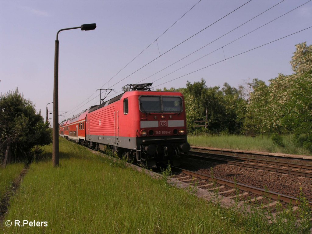 143 809-2 zieht beim ex HP Vogelsang den RB 11 Cottbus und erreicht gleich Eisenh�ttenstadt. 30.05.08