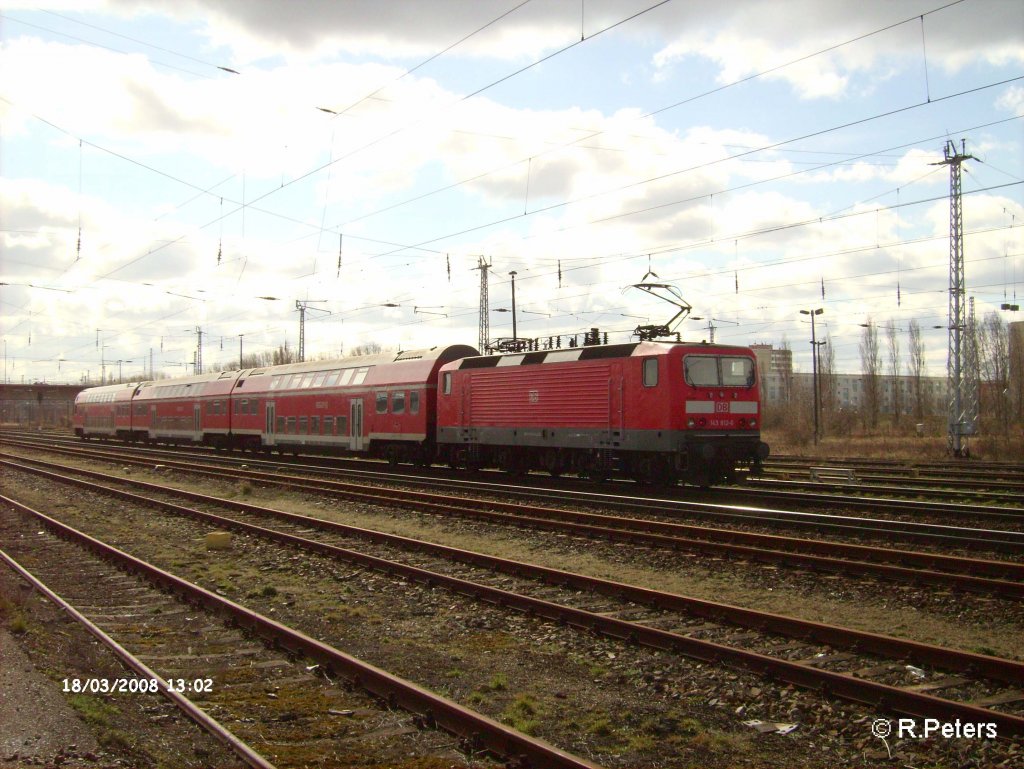 143 812-6 steht mit einer RB im Vorfeld in Eisenh�ttenstadt. 18.03.08