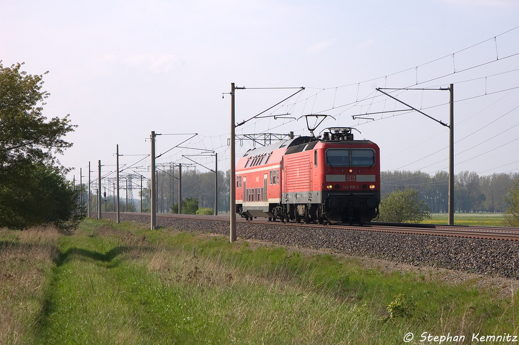 143 818-3 auf einer Dienstfahrt in Vietznitz und fuhr in Richtung Nauen weiter. Am haken hatte sie einen DBuza 747.5 (50 80 25 - 04 036-3). 08.05.2013