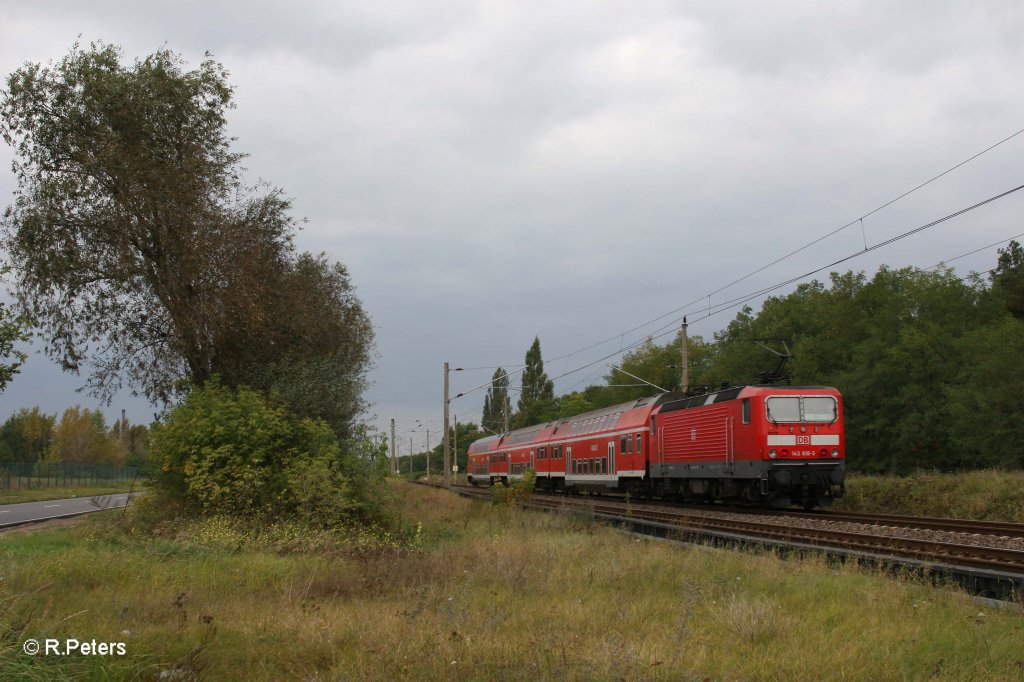 143 818-3 schiebt RE18214 Cottbus - Frankfurt/Oder bei Eisenh�ttenstadt. 05.10.11