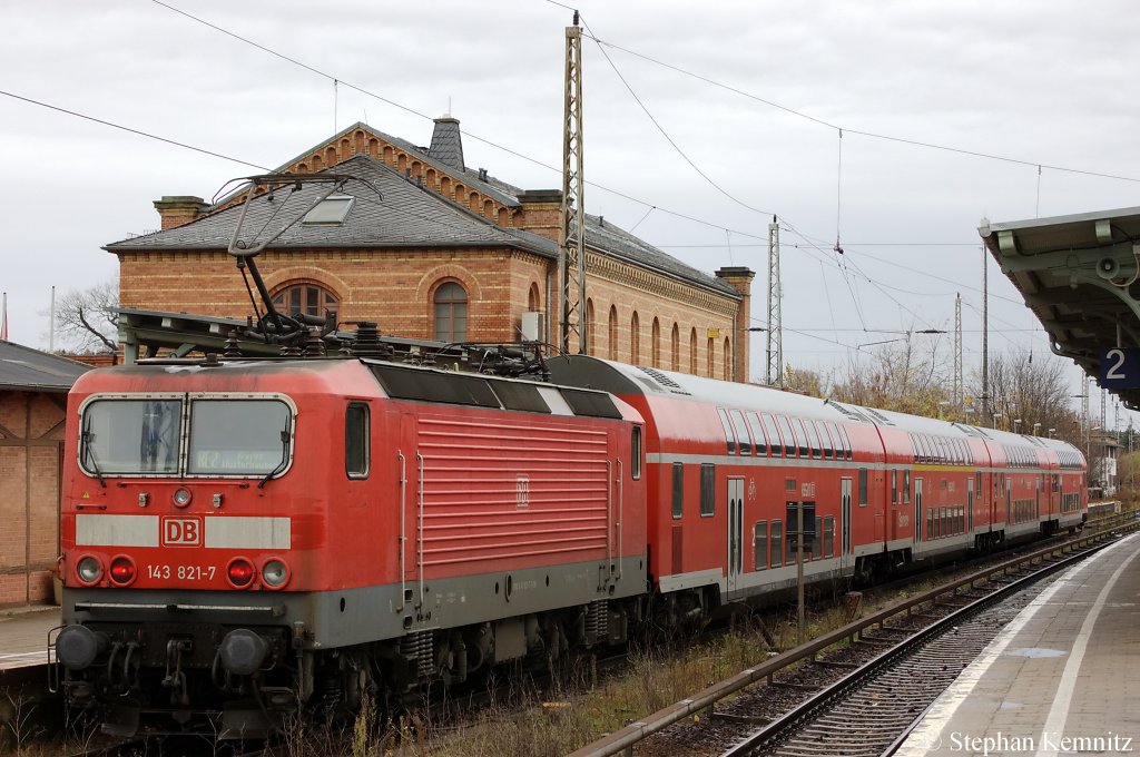 143 821-7 mit dem RE2 (RE 38170) nach Rathenow in K�nigs Wusterhausen. 13.11.2010