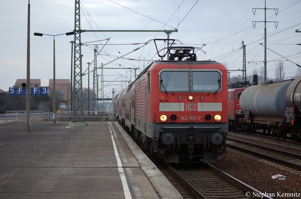 143 821-7 mit dem RE7 (RE 18725) nach Dessau in Berlin Schnefeld Flughafen. 10.02.2011