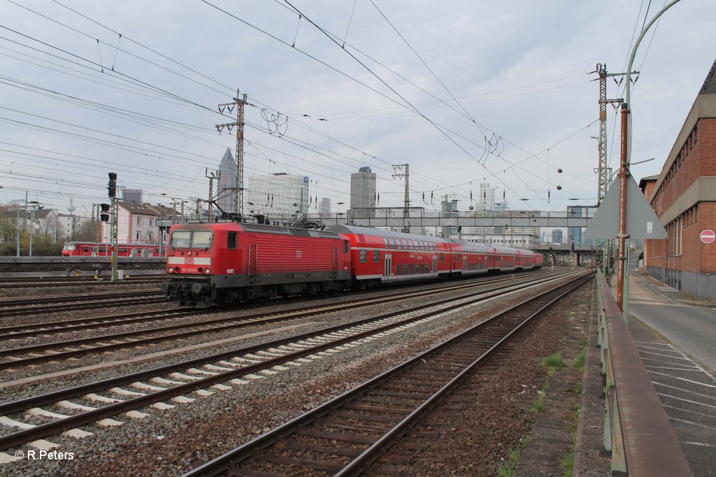 143 825-8 verl�sst Frankfurt/Main mit einem Sandwitch den Frankfurter HBF. 15.04.13