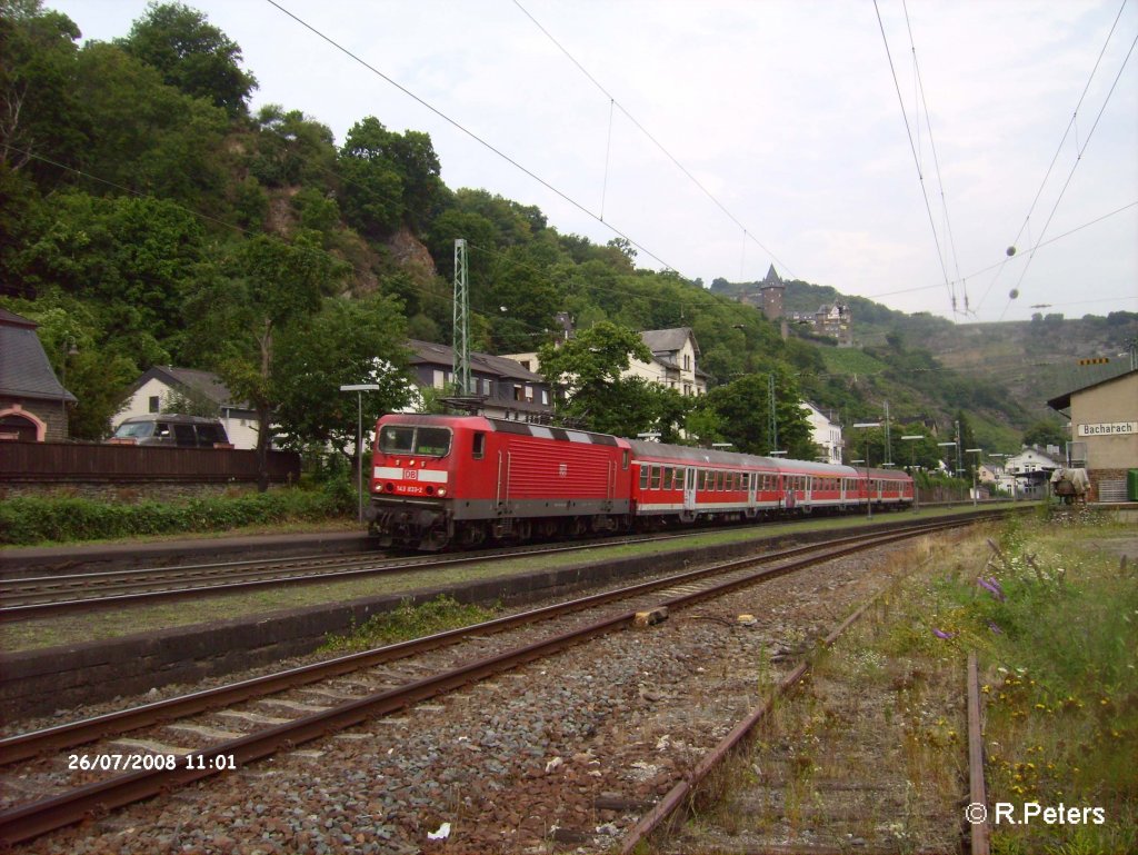 143 833-2 verl�sst Bacharach mit einer RB Mainz. 26.07.08