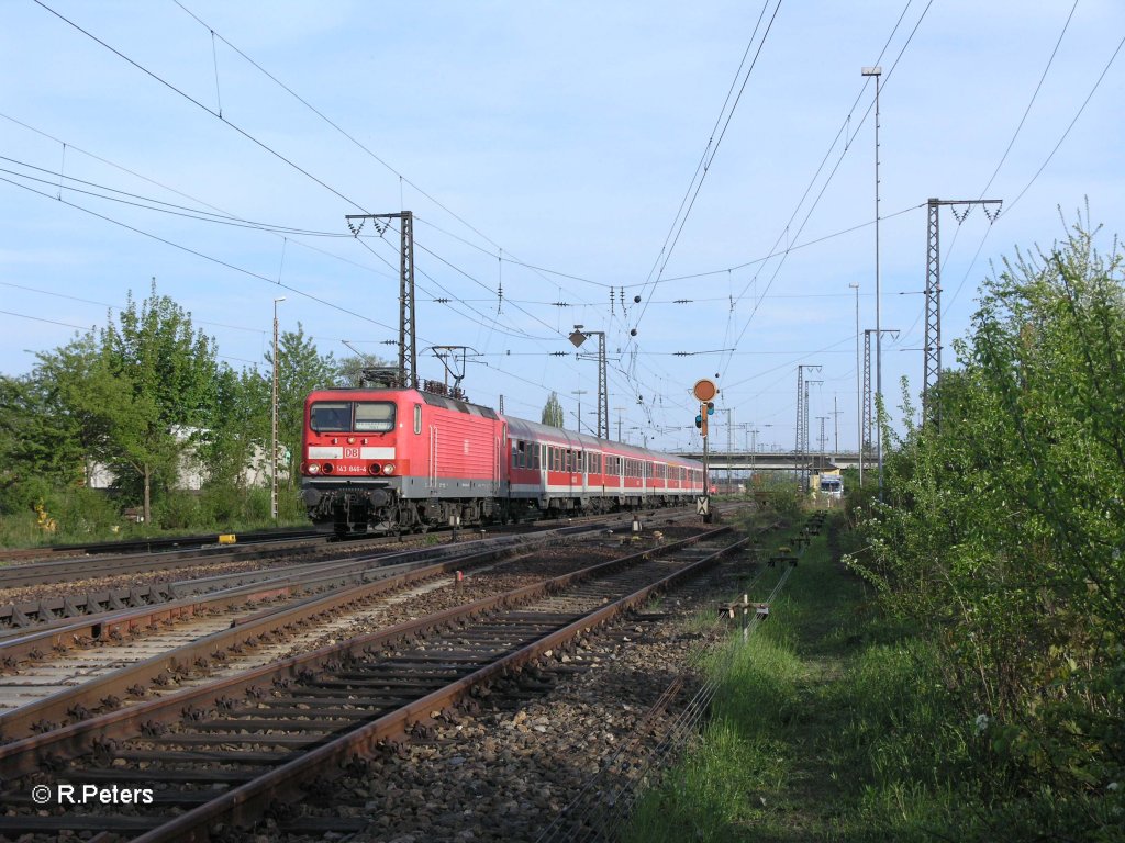 143 846-1 f�hrt mit der RB32170 Straubing - Regensburg an Regensburg Ost vorbei. 29.04.10