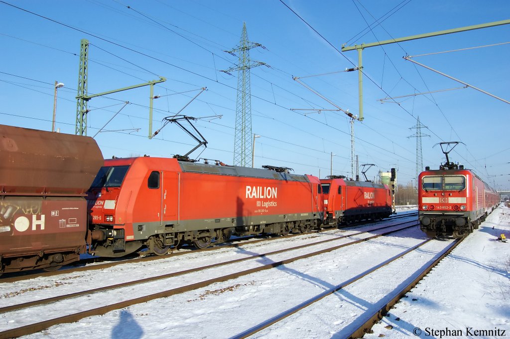 143 852-2 mit dem RE7 (RE 18719) nach Dessau Hbf und das 185er-Doppel 185 297-9 und 185 265-6 stehen mit einem Falns G�terzug seid fast 90min in Berlin Sch�nefeld Flughafen. 05.01.2011