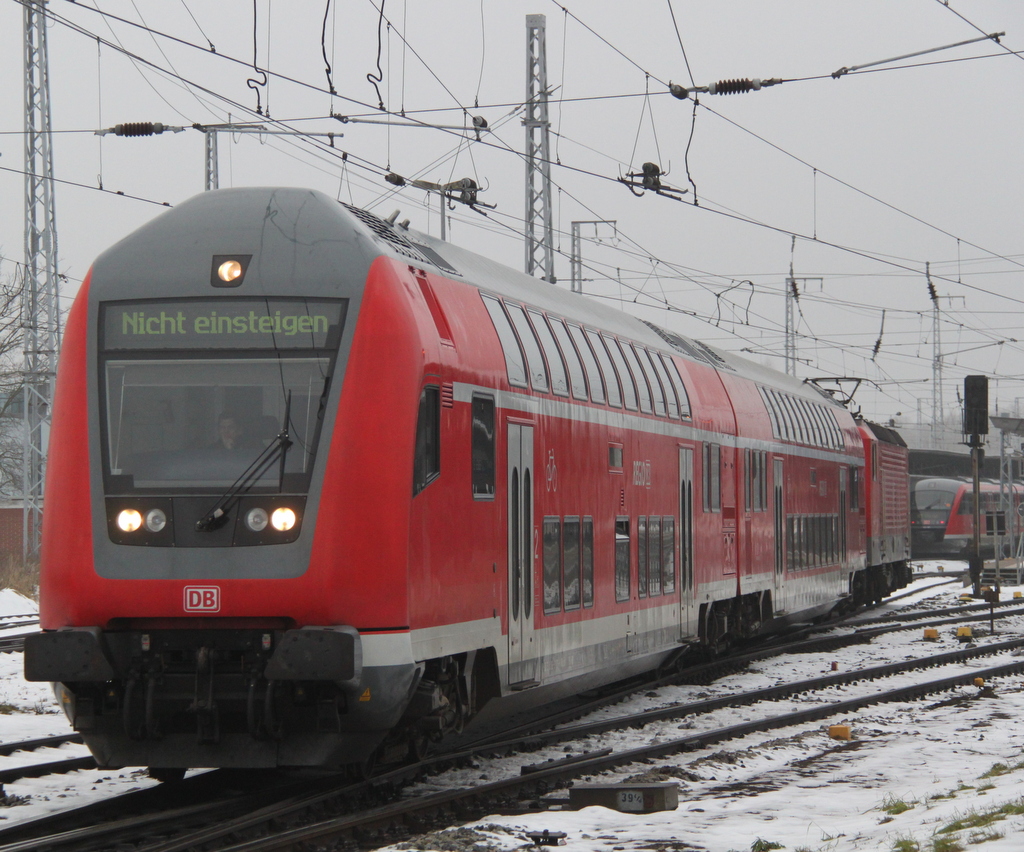 143 889-4 schiebt ihre kleine S3 zurck ins BW Rostock Hbf sie kam zuvor aus Gstrow.16.12.2012