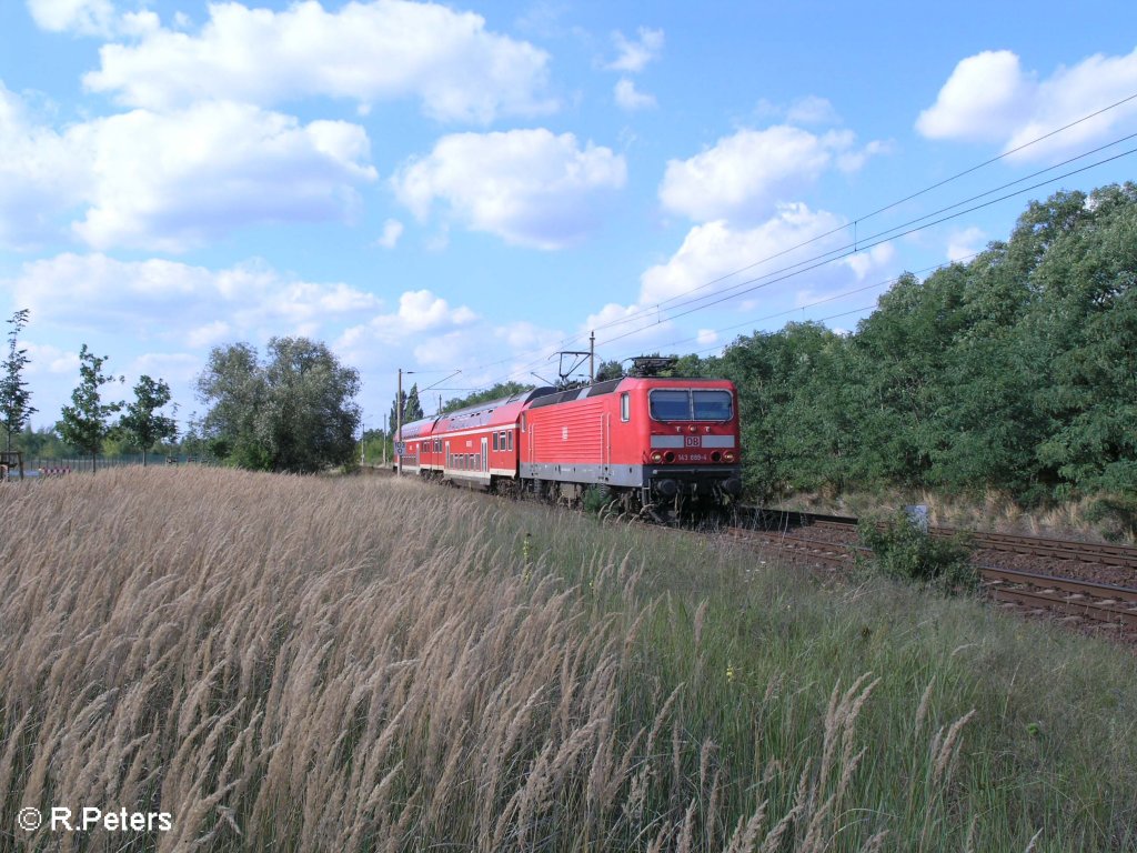 143 889-4 zieht kurz vor Eisenh�ttenstatd den RB11 Cottbus. 21.08.08
