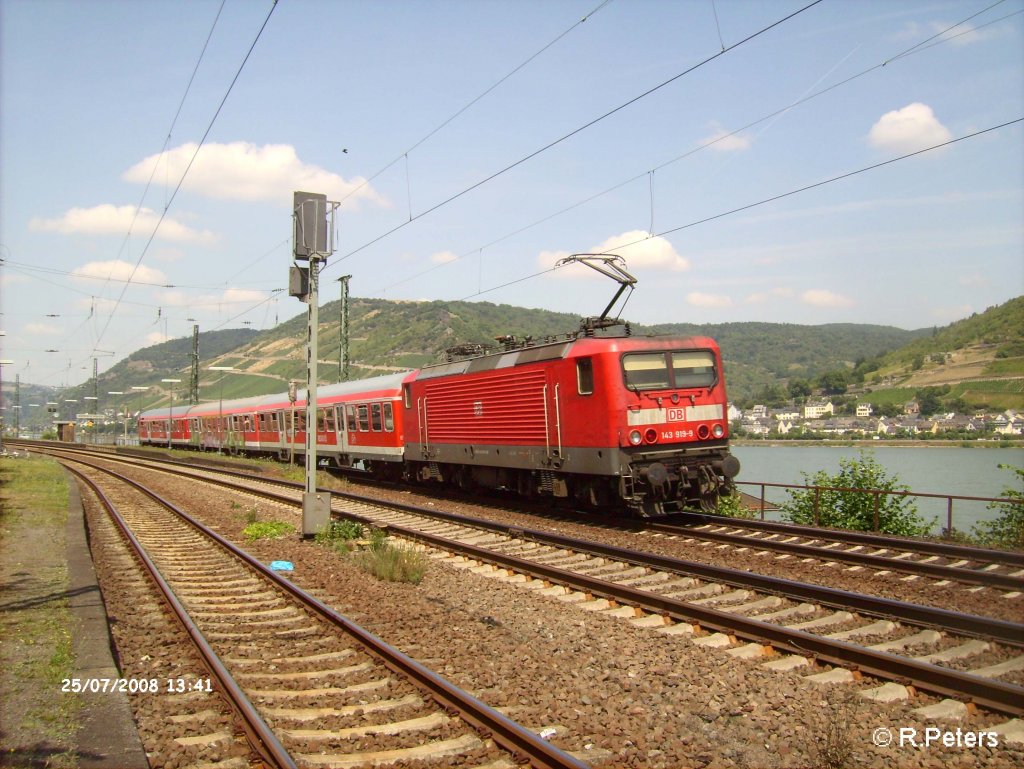 143 919-9 schiebt eine RB Koblenz in den Bahnhof Niederheimbach. 25.07.08
