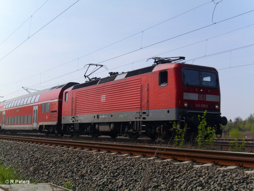 143 928-0 verl�sst Schkeuditz mit der S-Bahn. 25.04.10